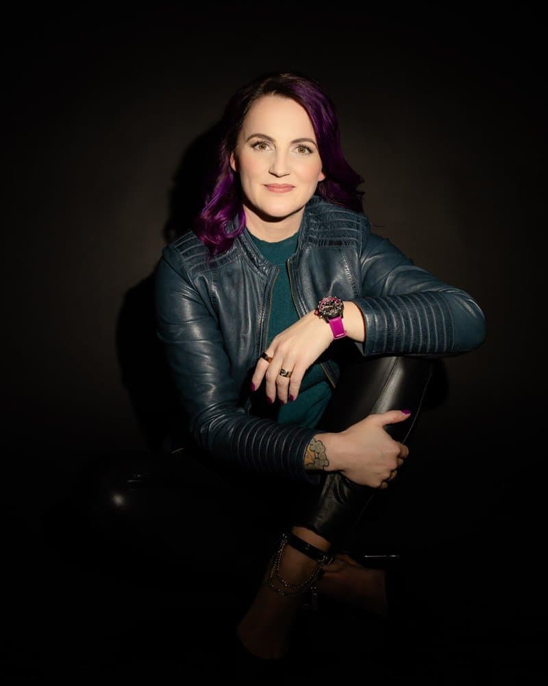 Jessica C. Deike, Gründerin von Bowl Builder, in Lederjacke vor dunklem Hintergrund